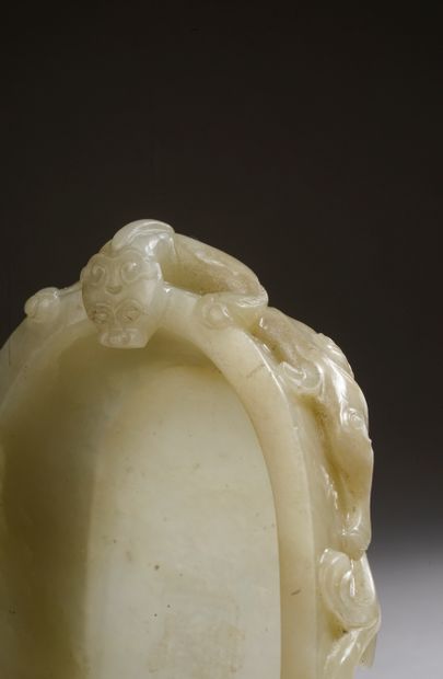 null CHINA - 19th century.

Oval celadon jade brush, the body carved with two chilongs,...