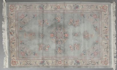 null CHINE - XXe siècle.

Tapis en laine le champ à décor de signes Shou, d'objets...