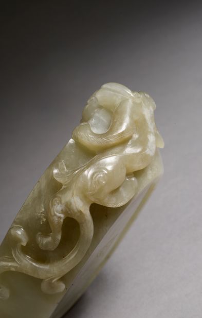 null CHINE - XIX siècle.

Grande fibule en jade céladonée infusée de rouille, sculpté...