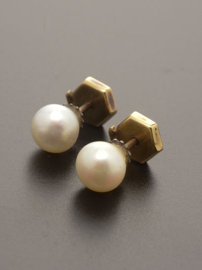 null Paire de boutons d'oreilles en or jaune 18k piqués d'une perle de culture, les...