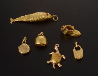 null Ensemble de six breloques en or jaune 18k figurant un cadenas, une botte, une...