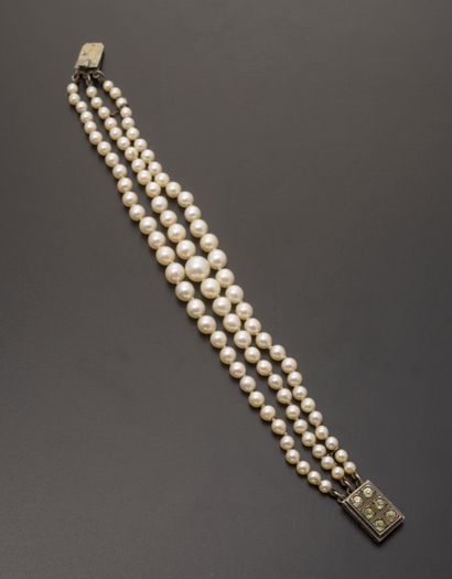 null Bracelet composé de trois rangs de perles de culture en chûte, le fermoir à...