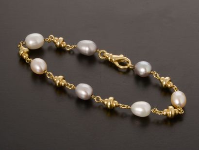 null Bracelet en or jaune 18k alternant maillons godronnés et perles de culture blanches...