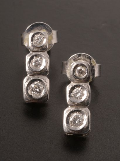 null Paire de boutons d'oreilles en or gris 18k serties clos de trois diamants de...