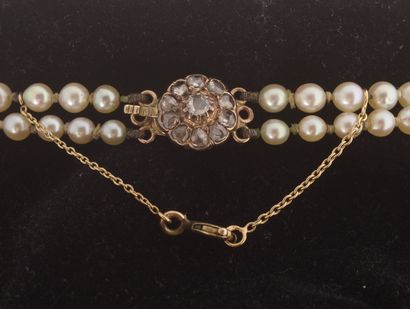 null Collier composé de deux rangs de perles de culture en chûte, le fermoir circulaire...
