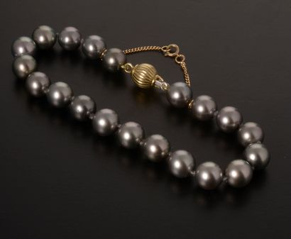 null Bracelet présentant un rang de perles de Tahiti, le fermoir à cliquet en or...