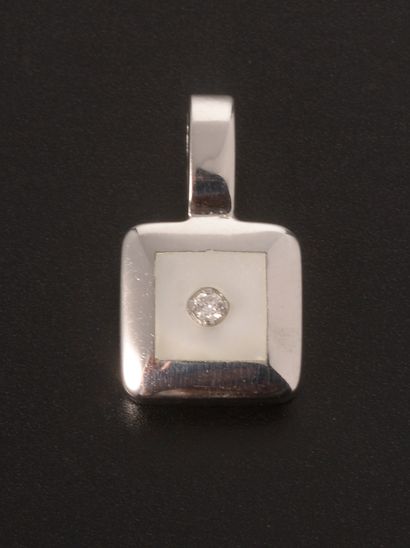 null Pendentif carré en or gris 18k présentant un diamant de taille brillant moderne...