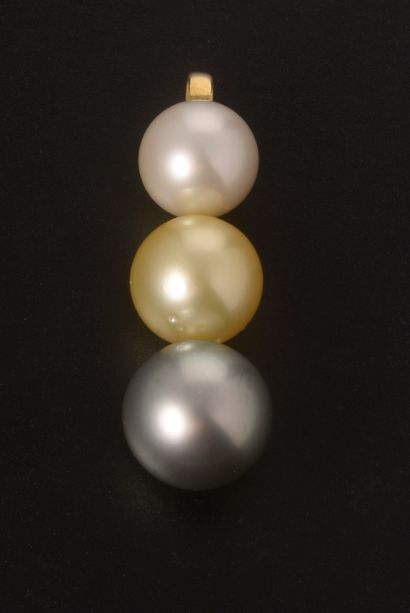 null Pendentif en or jaune 18k présentant trois perles de culture en chûte, une de...