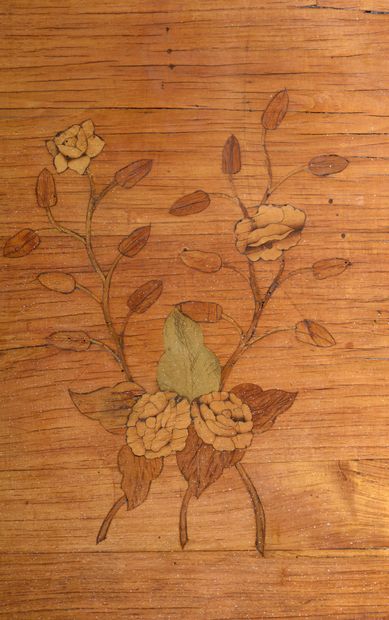 null Commode en placage de bois de rose et d'amarante marqueté à décor de fleurs...