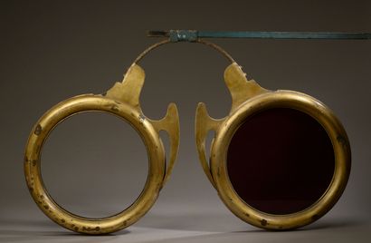 null Enseigne de lunettier en forme de binocles en tôle moulurée et dorée, l'anneau...