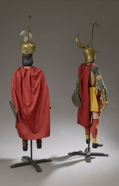 null Pupi de Palerme. 

Deux marionnettes représentant un roi en armure (Charlemagne)...