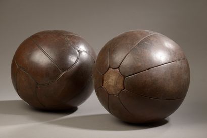 null Deux ballons de gymnastique en cuir brun.

Fin du XIXe siècle.

Diam. moyen...