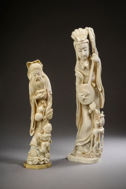 null Deux okimonos en ivoire de morse figurant une joueuse de Qin (recollée) et Shou...