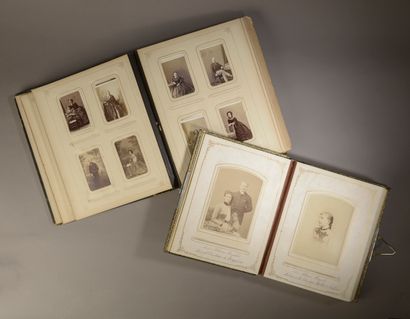 null Deux albums photos comprenant des portraits de la famille d'Orléans. Couverture...