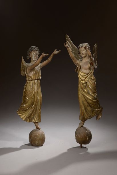 null Deux anges adorateurs en bois polychrome et doré reposant sur une orbe (importants...