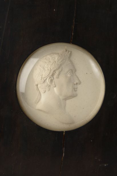 null Deux médaillons en plâtre, figurant en bas-relief les profils de Napoléon Bonaparte...