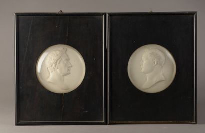 null Deux médaillons en plâtre, figurant en bas-relief les profils de Napoléon Bonaparte...