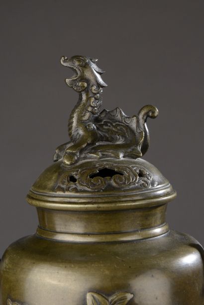 null CHINE - XXe siècle. 

Paire de brûle-parfum en bronze patiné, la panse à décor...