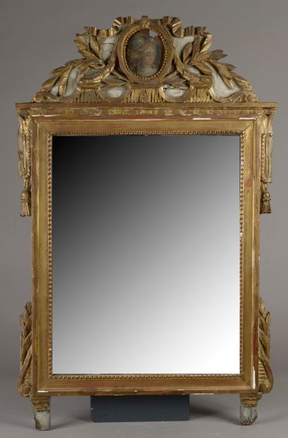 null Carved and gilded wood mirror decorated with friezes of pearls, laurel leaves...