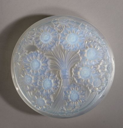 null VERLYS France.

Boîte couverte en verre moulé pressé à décor floral, signé (légères...