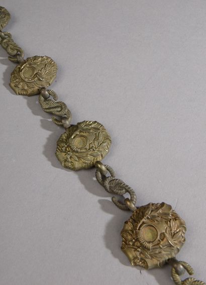 null Chain of veneur in bronze, medallions decorated with hunting horns and laurel...
