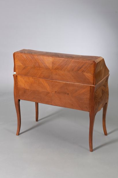 null Sloping desk curved all sides in walnut and cherry veneer inlaid́ of diamonds....