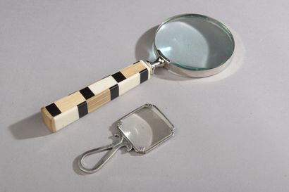 null CARTIER. 

Magnifying glass, the mount in silver 800 thousandths finished in...