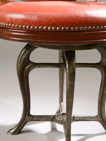null Mahogany marine armchair, the base in cast iron.

England, 19th century.

Height...