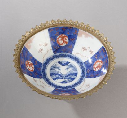 null JAPON - XIXe siècle. 

Coupe en porcelaine Imari en bleu, corail et or à décor...