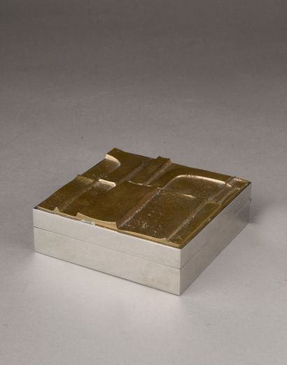 null J.M. SANCHEZ (20th century).

Square cigarette box in stainless steel, the lid...