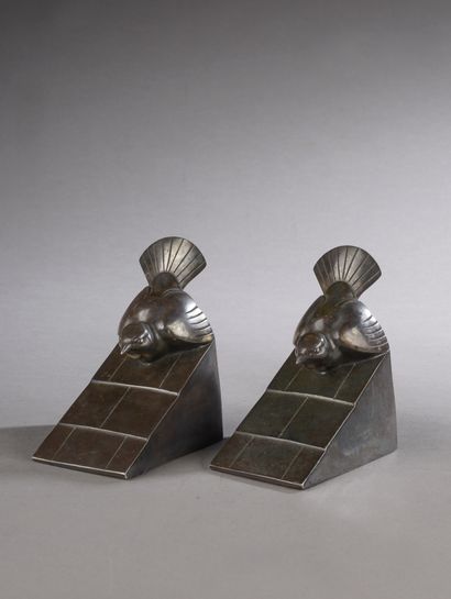 null Henri RISCHMANN (19th-20th century).

Pair of bookends in silver plated bronze...