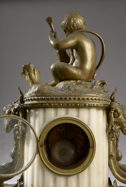 null Important white marble and bronze mantel clock, formerly gilded, the circular...