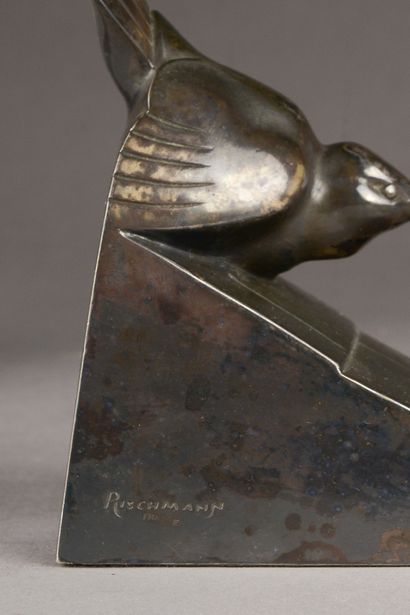 null Henri RISCHMANN (XIXe-XXe siècle).

Paire de serre-livres en bronze argenté...