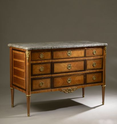 Straight chest of drawers in blond wood veneer...