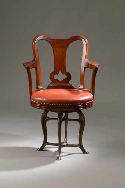 null Mahogany marine armchair, the base in cast iron.

England, 19th century.

Height...