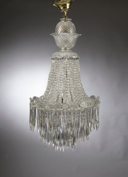 null Lustre corbeille à pampilles de cristal (manques).

Vers 1900.

Haut. : 72cm...