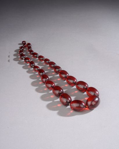 Necklace made of 25 ovoid plastic beads (cherry...