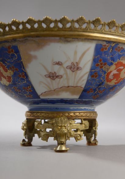 null JAPON - XIXe siècle. 

Coupe en porcelaine Imari en bleu, corail et or à décor...