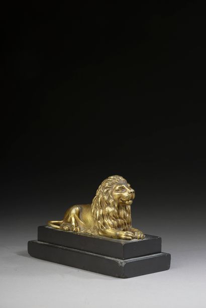 null École française du XVIIIe siècle.
Lion couché.
Bronze ciselé et doré.
Socle...