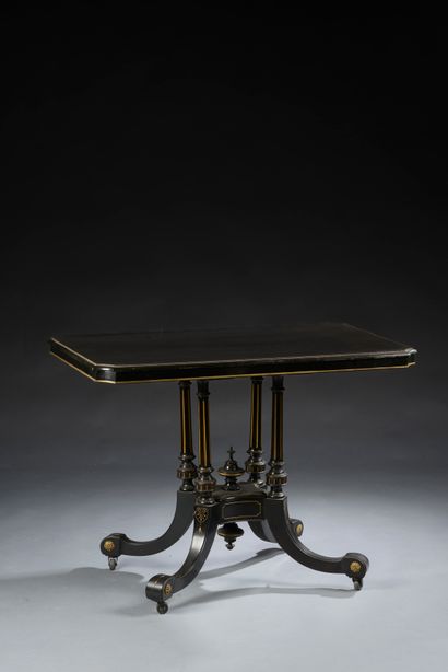 null Table en bois mouluré, gravé et laqué noir, le plateau rectangulaire aux angles...