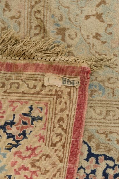 null Important tapis rectangulaire en laine à décor d'un médaillon central bleu orné...