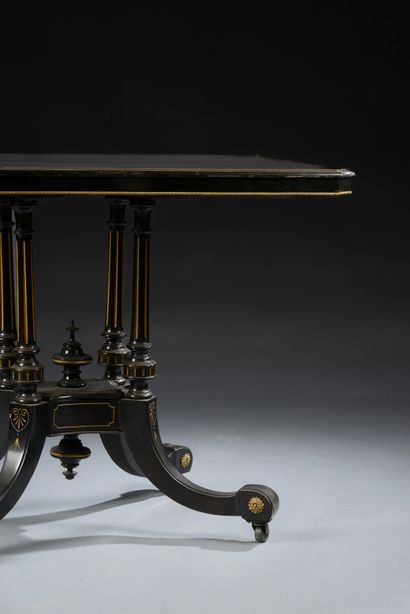 null Table en bois mouluré, gravé et laqué noir, le plateau rectangulaire aux angles...