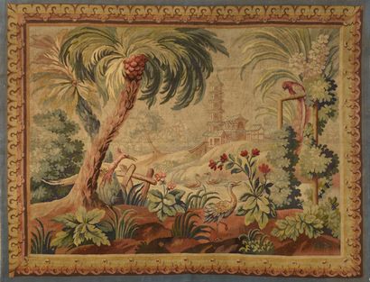 null AUBUSSON ou FELLETIN - XVIIe siècle.
Tapisserie à décor exotique d'un palmier,...