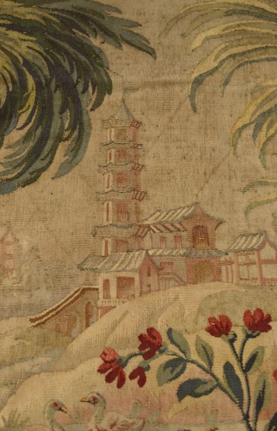 null AUBUSSON ou FELLETIN - XVIIe siècle.
Tapisserie à décor exotique d'un palmier,...