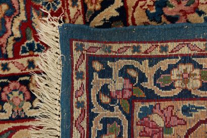 null Grand tapis kirman en laine sur fondations en coton à décor de semis de fleurs...
