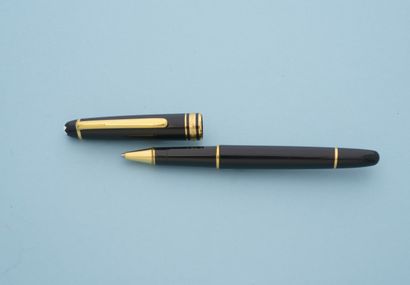 null MONTBLANC "Meisterstück". 
Rollerball pen, the body in black resin, the attributes...