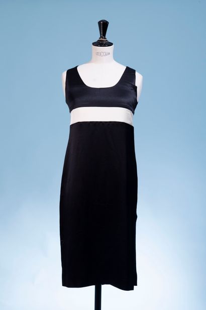 null CHANEL. 
Black silk dress with a white stripe, scoop neckline, sleeveless, slit...