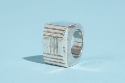 null HERMÈS.
Bague chevalière en argent 950 millièmes, gravée du H stylisé. 
TDD...