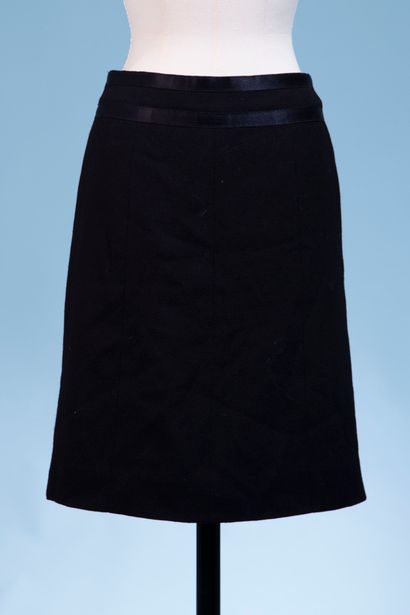 null CHANEL. 

Black wool skirt, the waist highlighted with two black satin piping,...