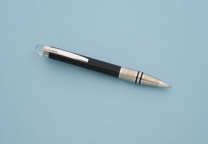 null MONTBLANC "Starwalker Doué".
Stylo bille, le corps en en métal strié noir et...